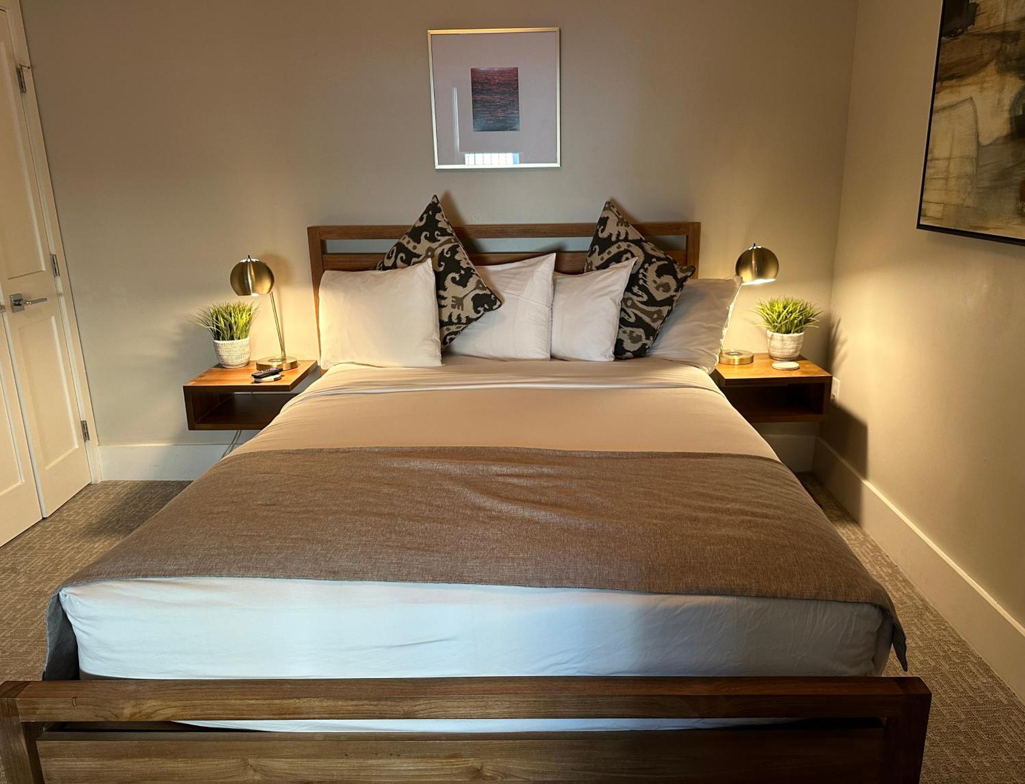 Entire Modern 7 Unit 7 Bath Boutique Inn 뉴포트 외부 사진