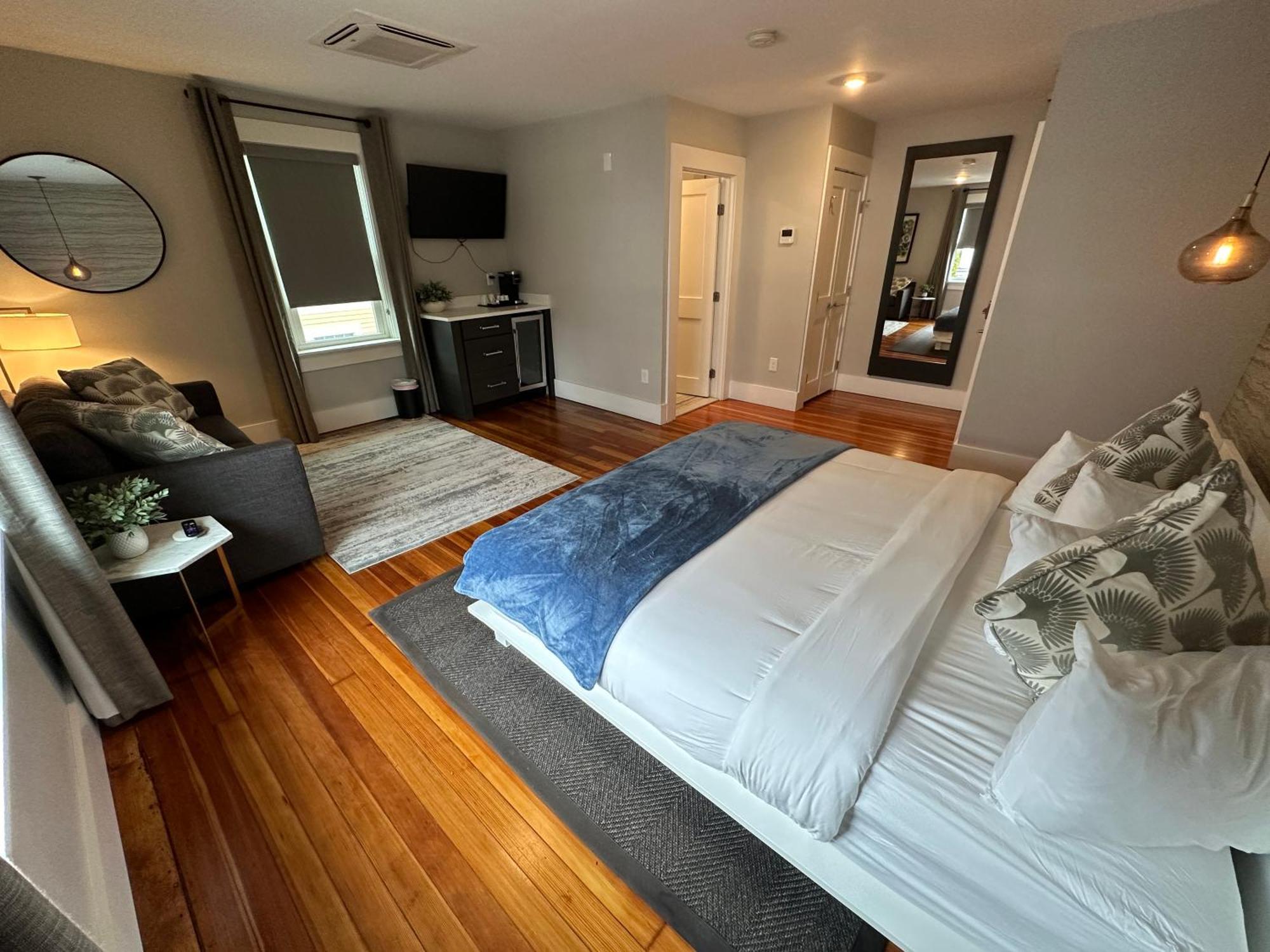 Entire Modern 7 Unit 7 Bath Boutique Inn 뉴포트 외부 사진