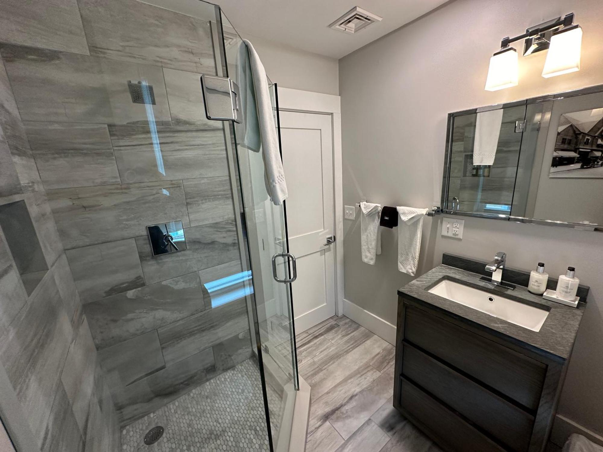 Entire Modern 7 Unit 7 Bath Boutique Inn 뉴포트 외부 사진