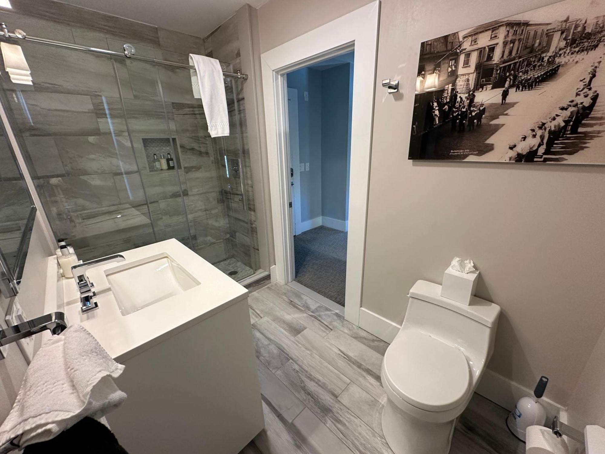 Entire Modern 7 Unit 7 Bath Boutique Inn 뉴포트 외부 사진