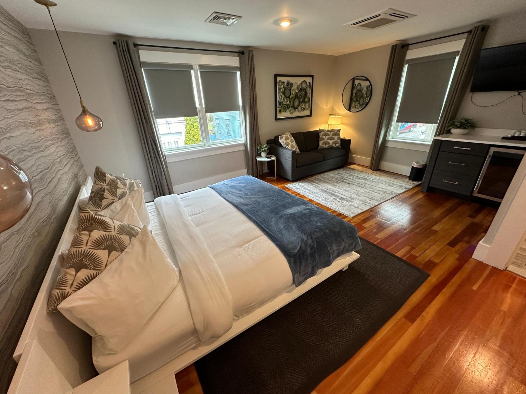 Entire Modern 7 Unit 7 Bath Boutique Inn 뉴포트 외부 사진