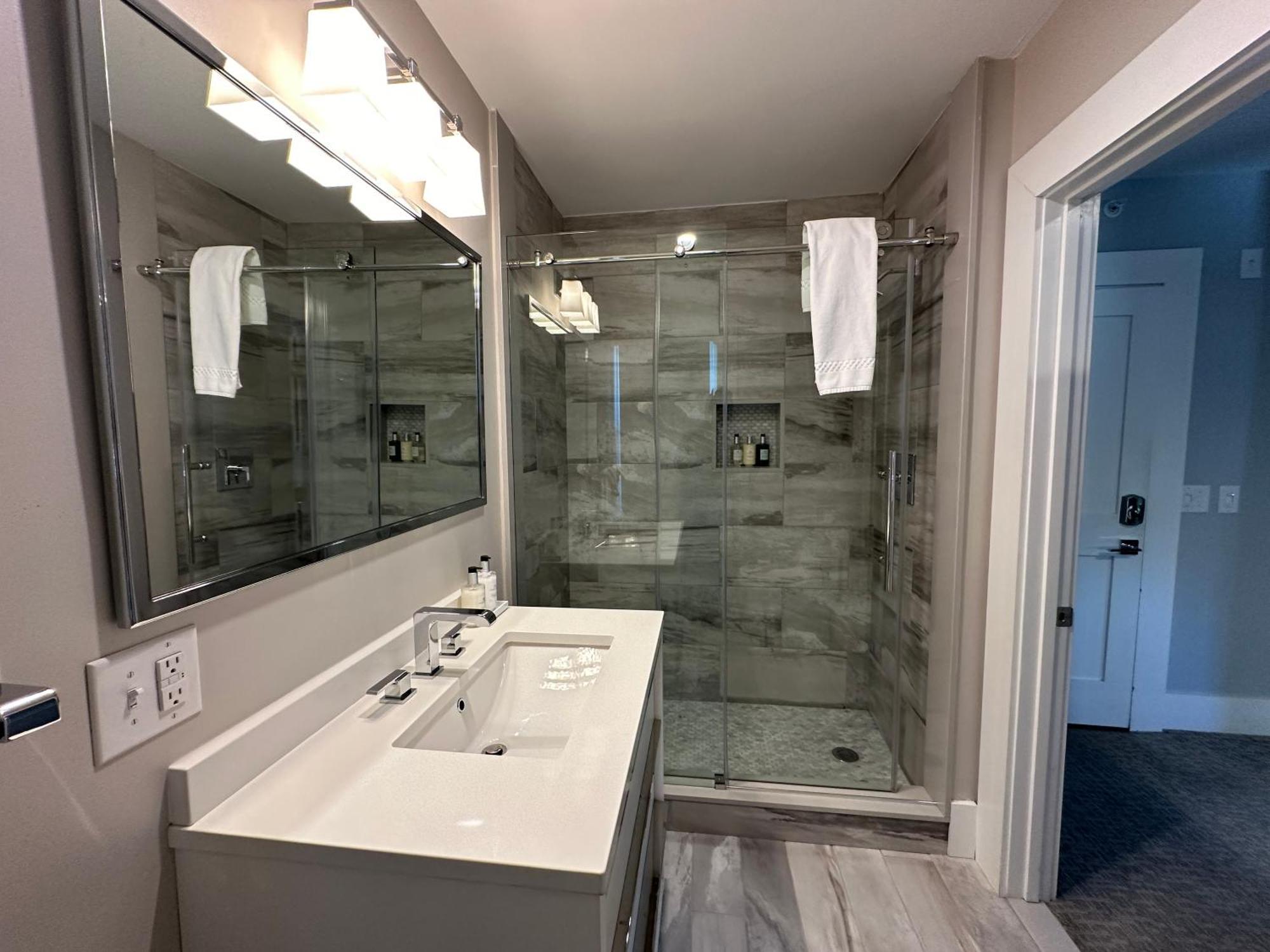 Entire Modern 7 Unit 7 Bath Boutique Inn 뉴포트 외부 사진