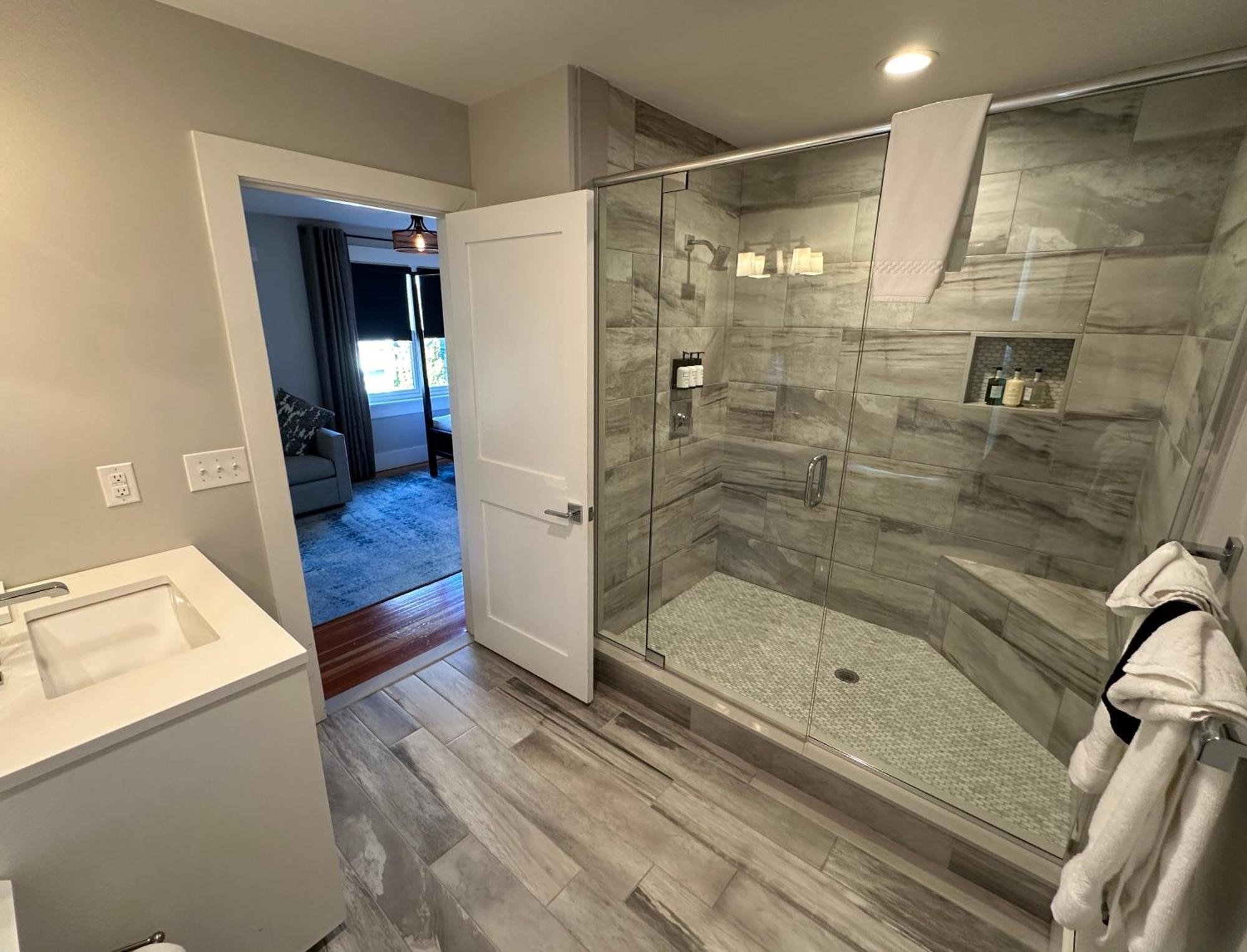 Entire Modern 7 Unit 7 Bath Boutique Inn 뉴포트 외부 사진