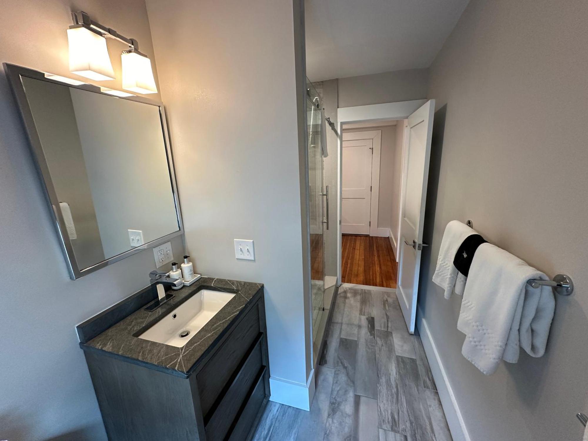 Entire Modern 7 Unit 7 Bath Boutique Inn 뉴포트 외부 사진