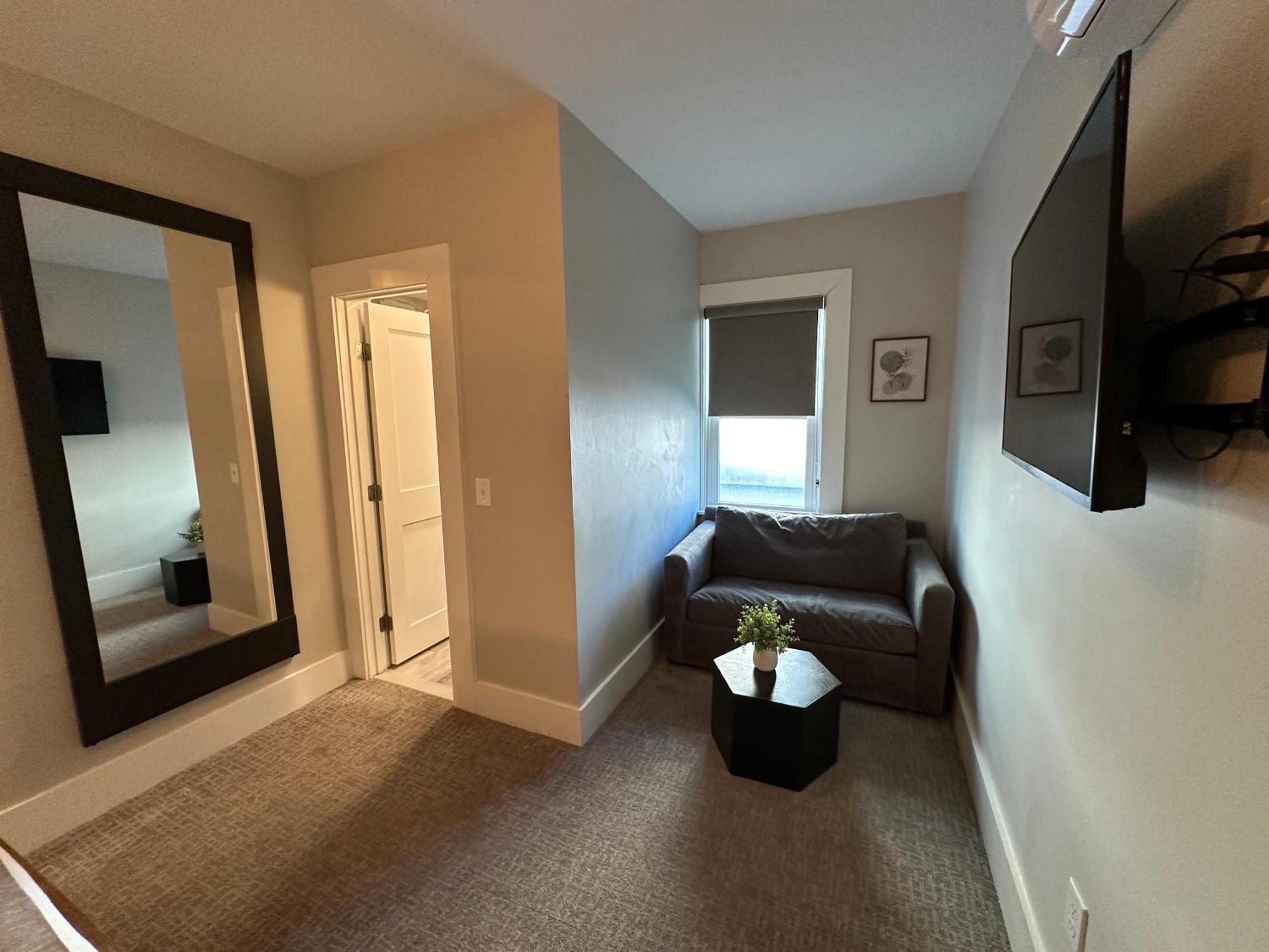 Entire Modern 7 Unit 7 Bath Boutique Inn 뉴포트 외부 사진