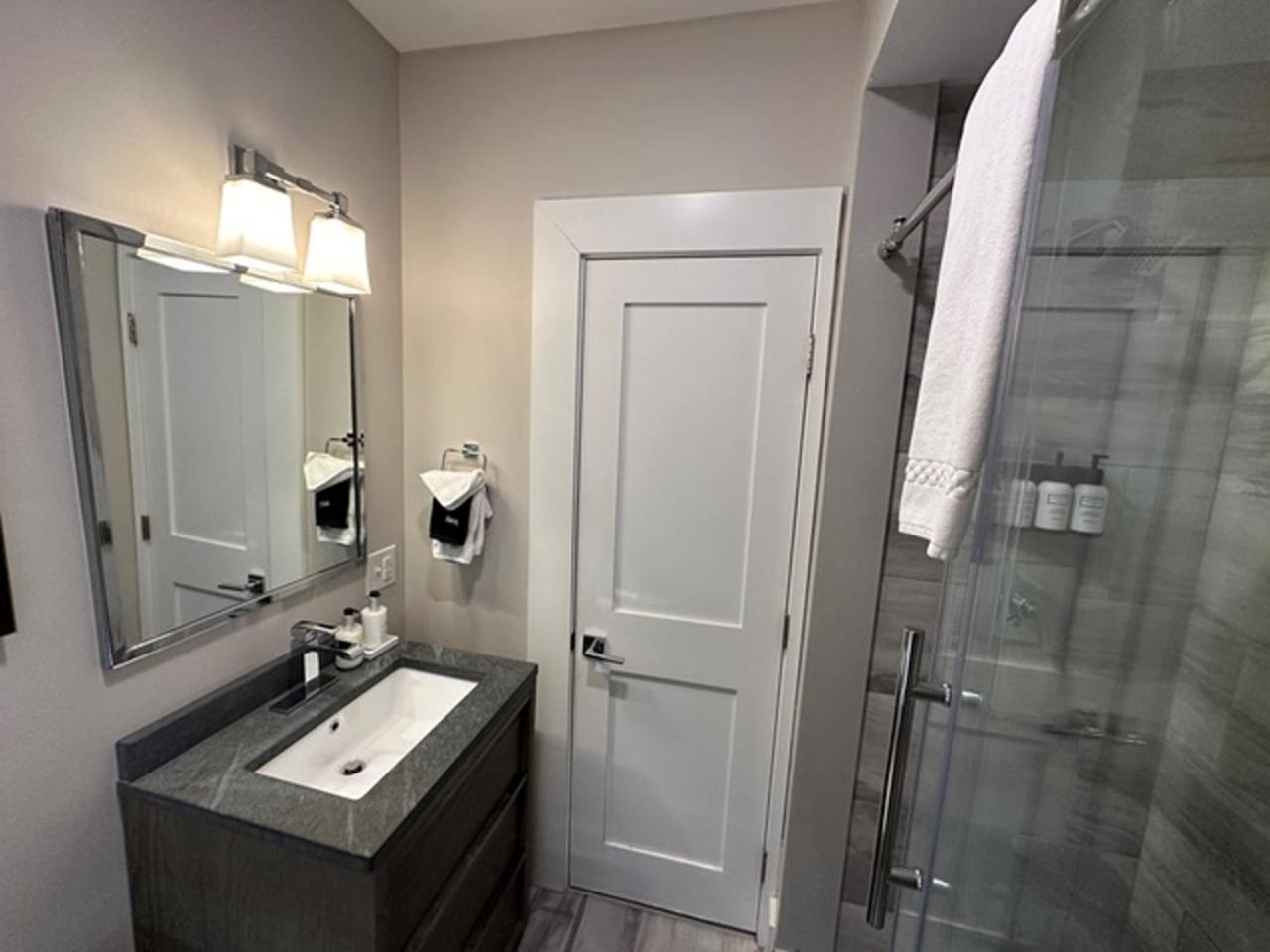 Entire Modern 7 Unit 7 Bath Boutique Inn 뉴포트 외부 사진